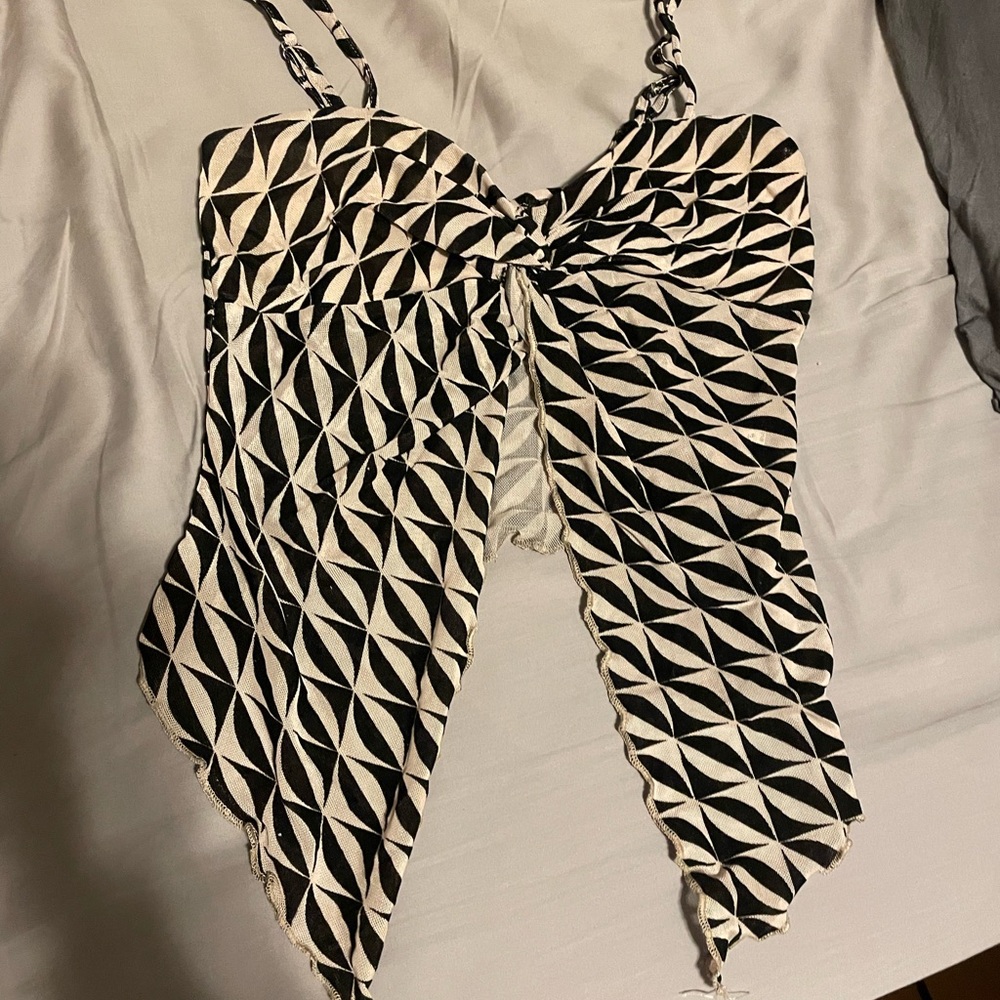 Black and White Geometric Patterned Top